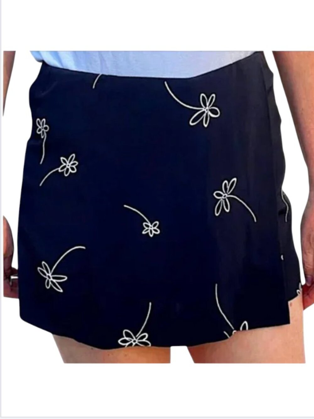 Catalyst New York Black Mini Skort w/White Flowers  Size 4